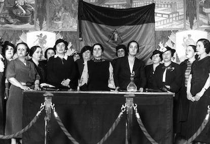 Mitin presidido por Clara Campoamor (centro) en Madrid en 1932.