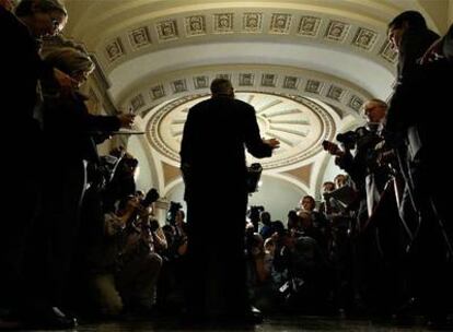 El senador demócrata Harry Reid se dirige a la prensa en el Capitolio, en la ciudad de Washington.