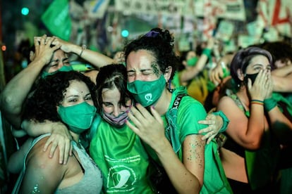 Varias activistas muestran su alegría tras la aprobación de la ley del aborto en Argentina.