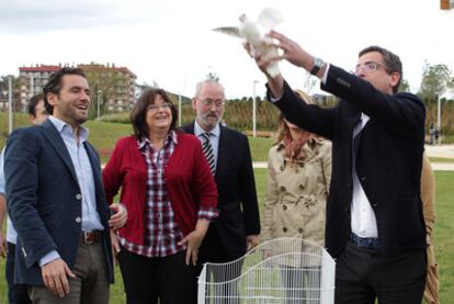 Antonio Basagoiti suelta una paloma, en el acto electoral del PP celebrado ayer en el Jardín de la Memoria, en San Sebastián.