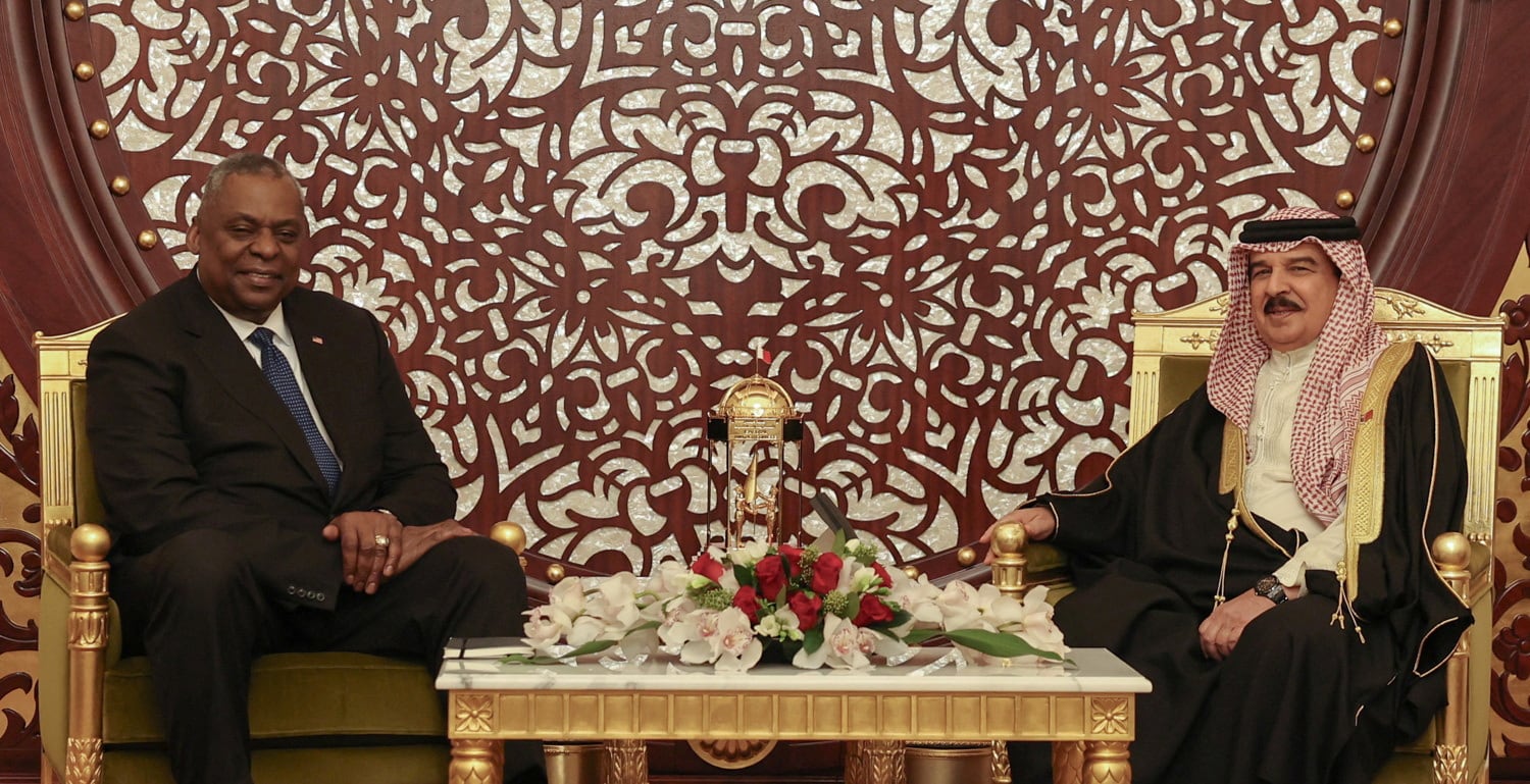 El Secretario de Defensa de Estados Unidos, Lloyd Austin, junto al Rey de Baréin , Hamad bin Isa al-Khalifa, durante su visita al país este martes.  