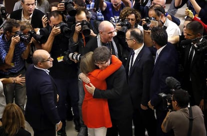 El presidente de la Generalitat de Cataluña, Carles Puigdemont y la presidenta del Parlament, Carme Forcadell, tras la firma del documento sobre la independencia.