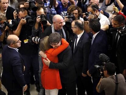 El presidente de la Generalitat de Cataluña, Carles Puigdemont y la presidenta del Parlament, Carme Forcadell, tras la firma del documento sobre la independencia.