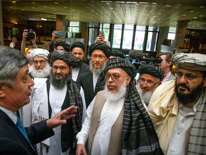 El líder político talibán Abdulghani Baradar (en primera línea a la izquierda, con barba negra) habla con el enviado especial ruso para Afganistán, Zamir Kabulov, durante su visita a Moscú el pasado mayo.