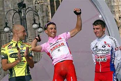 Garzelli, Simoni y Popovych, de izquierda a derecha, en el podio final del Giro 2003, ante el Duomo de Milán.