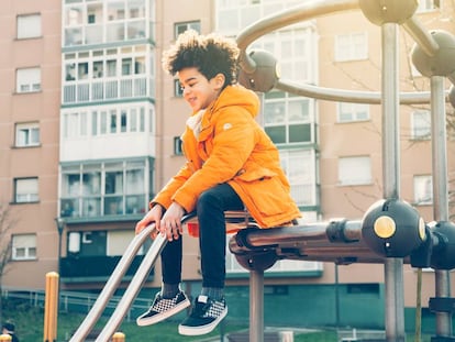 Un niño juega en un parque comunitario. 