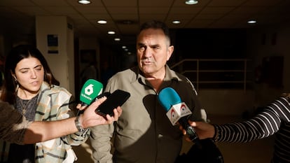 El vicepresidente segundo del Gobierno valenciano y consejero para la Recuperación Económica y Social, Francisco José Gan Pampols, realiza declaraciones en Paiporta a principios de diciembre.