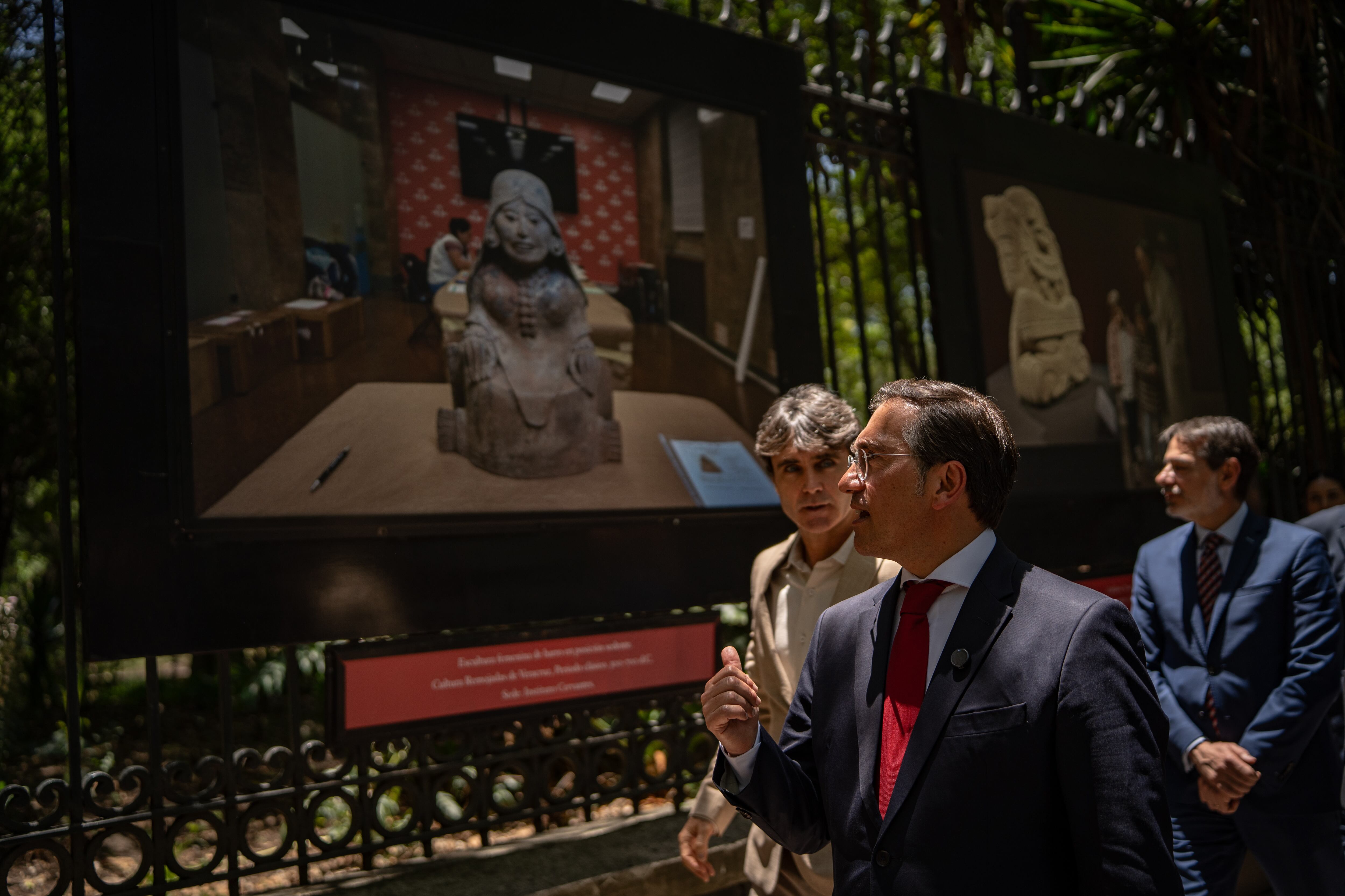 Albares en las rejas de Chapultepec.