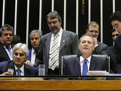 Renan Calheiros preside a sess&atilde;o do Congresso.