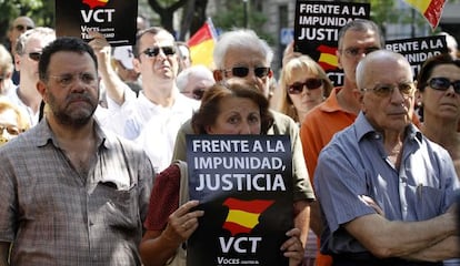 Concentraci&oacute;n de v&iacute;ctimas del terrorismo en Madrid, ayer, frente al Ministerio del Interior.