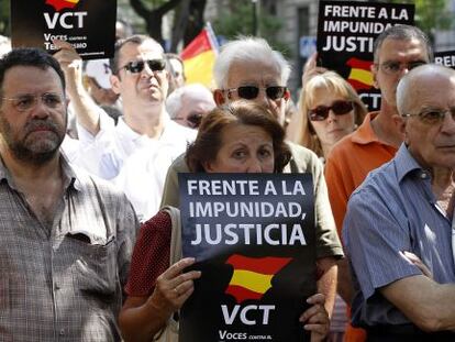 Concentraci&oacute;n de v&iacute;ctimas del terrorismo en Madrid, ayer, frente al Ministerio del Interior.