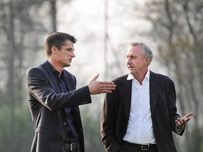 jonk y Cruyff charlan en la ciudad deportiva del Ajax hace tres a&ntilde;os. 
