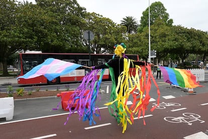 Una persona ondea las banderas LGTBI y 'trans' durante la manifestación convocada por el Día Internacional del Orgullo LGTBI en A Coruña