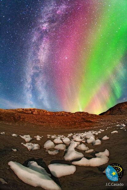 Siguiendo el campo magnético terrestre, las partículas del viento solar colisionan con la atmósfera terrestre. El choque de los protones y electrones con las diferentes moléculas atmosféricas produce diferentes colores.