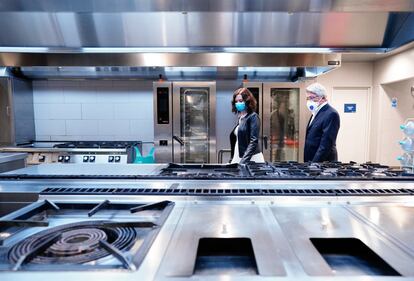 Isabel Díaz Ayuso visita el 20 de abril las cocinas del Wanda Metropolitano con Enrique Cerezo, presidente del Atlético de Madrid, donde se preparan menús para familias vulnerables por la crisis de la covid-19.