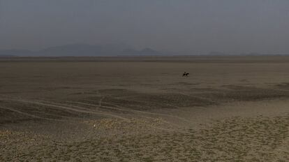 Un vaquero cabalga en la parte más profunda de lo que fuera la laguna de Cuitzeo.