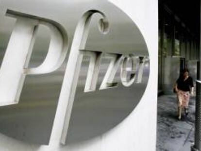 El primer grupo farmacéutico mundial modificó a la baja sus previsiones de ventas y beneficios para el conjunto de 2013, de forma que ahora prevé ganar 2,14-2,20 dólares por acción, frente a los 2,20-2,30 previstos hasta ahora. EFE/Archivo