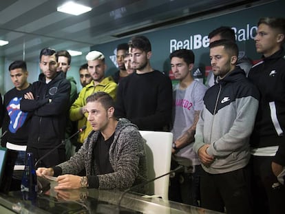 Joaquín lê um comunicado com todo o elenco do Betis.