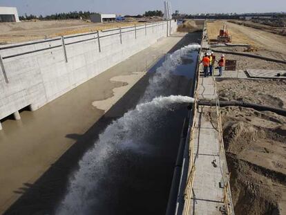 La esclusa del puerto de Sevilla comenzó ayer a llenarse de agua.