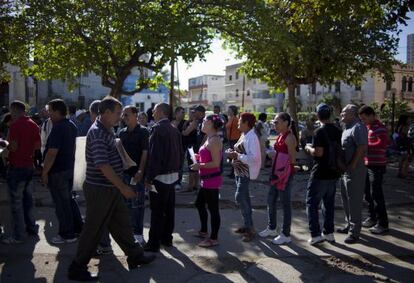 Un grupo de personas espera este lunes ante la Oficina de Intereses de Estados Unidos en La Habana para conseguir un visado.