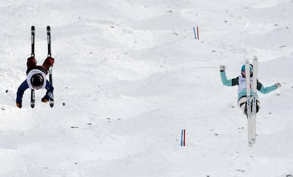 La japonesa Arisa Murata y la kazaja Yuliya Gaysheva compiten en la final de estilo libre de esquí durante los Juegos Asiáticos de Invierno en Saporo (Japón).