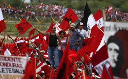 Una multitud de seguidores del expresidente Manuel Zelaya le recibieron el sábado a su regreso del exilio