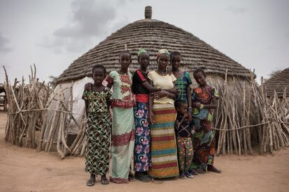 Adolescentes de Namarel, algunas de ellas ya son madres. “Después de generaciones y generaciones dedicadas al pastoreo, di tú a estas poblaciones que cambien de estilo de vida. Es complicado”, recalca Arango, y señala la utilidad de los proyectos a más largo plazo que están intentando llevar a cabo las organizaciones humanitarias como enseñar técnicas de irrigación para tener más pasto, o ideas para diversificar los medios de vida como montar un comercio para vender la leche de sus vacas… Pero es consciente de que no es una solución definitiva. “Quieras o no, son parches que se ponen para dar asistencia alimentaria. Y luego ¿qué? ¿Van a depender toda la vida de la ayuda humanitaria?”, reflexiona la fotoperiodista, que señala además que la población también se lo está preguntando. De momento, Arango admite que le cuesta ser optimista de cara al futuro. “En primer lugar, no sabemos si lloverá o no lloverá, parece que va avanzando la desertificación... Es complicado. Hay proyectos, pero ¿pensar que la situación a corto plazo vaya a dar un vuelco? No lo veo”.