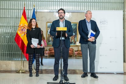 El secretario de Estado de Empleo, Joaquín Pérez-Rey, junto a Alba Catalán y Ricardo Morón, antes de la reunión con sindicatos y empresarios, este jueves en Madrid.