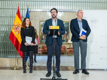 El secretario de Estado de Empleo, Joaquín Pérez-Rey, junto a Alba Catalán y Ricardo Morón, antes de la reunión con sindicatos y empresarios, este jueves en Madrid.