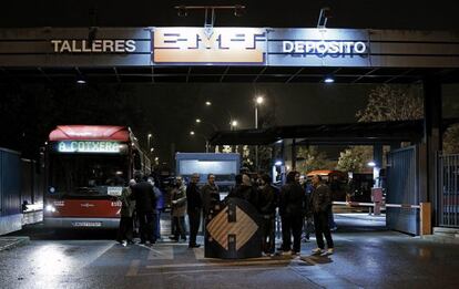 Concentración de trabajadores en la entrada del Hospital La Princesa de Madrid, a primeras horas de la mañana de hoy, jornada de huelga general.