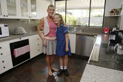 Kylie Glass, de 40 años, y su hija Abby Cristal, de 12, en Caringbah (Sidney). Kylie terminó la escuela a los 17 años y ahora trabaja formando a cuidadores infantiles. Dice que cuando era pequeña, quería trabajar con niños. Kylie solo quiere que su hija sea feliz y tenga buena salud. A Abby le gustaría trabajar con algo relacionado con la ciencia y convertirse en una policía forense o, también, en algo totalmente distinto como trabajar en una peluquería.