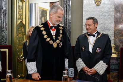 El rey Felipe VI pasa junto al fiscal general del Estado, Álvaro García Ortiz (d), a su llegada este viernes al Tribunal Supremo para presidir el tradicional acto de apertura del año judicial.