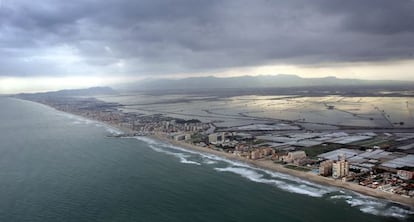 Playas de El Saler, el Perellonet y el Perelló; detras la Albufera, en Valencia.