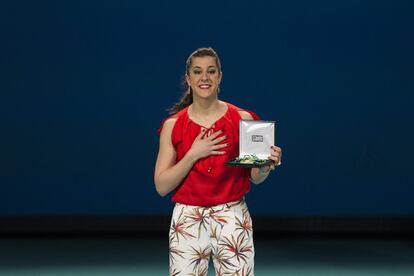La deportista de bádminton Carolina Marín muestra al público presente en la Maestranza de Andalucía su medalla.