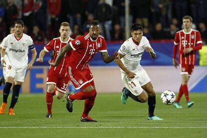 El jugador del Sevilla, Correo (d) disputa el balón contra el jugador del Bayern, Boateng (i) durante el partido correspondiente a la ida de cuartos de final de la Champions League disputado en el estadio Ramón Sánchez Pizjuán.