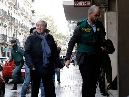 El abogado José María Corbín, cuñado de la exalcaldesa de Valencia Rita Barberá, llega a su despacho para asistir al registro del mismo.