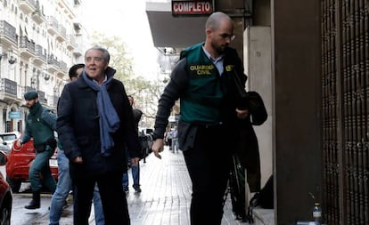 El abogado José María Corbín, cuñado de la exalcaldesa de Valencia Rita Barberá, llega a su despacho para asistir al registro del mismo.