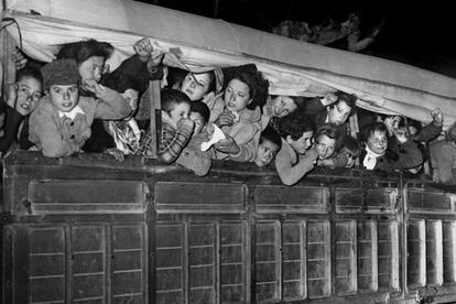 Le Perthus (Francia), 28 de enero. Llegada a la localidad francesa de un camión repleto de niños españoles refugiados.