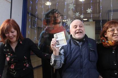 Juan Pardo, vecino de Roda de Berà, exhibe dos boletos agraciados con el Segundo Premio.