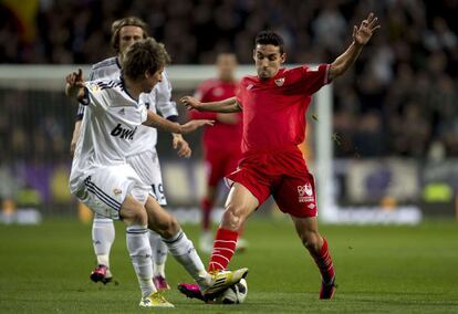 Jesus Navas pelea el balón con Coentrao.