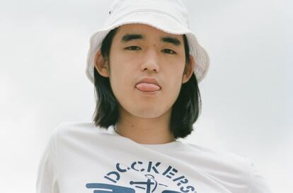 Kyohei viste camiseta Dockers.