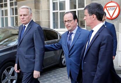 Desde la izquierda, el ministro de Exteriores francés, el presidente y el primer ministro salen de visitar un centro de ayuda a víctimas en París, el 16 de julio.