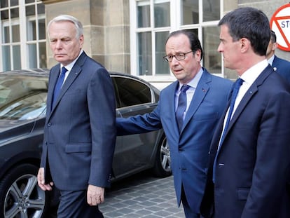 Desde la izquierda, el ministro de Exteriores francés, el presidente y el primer ministro salen de visitar un centro de ayuda a víctimas en París, el 16 de julio.