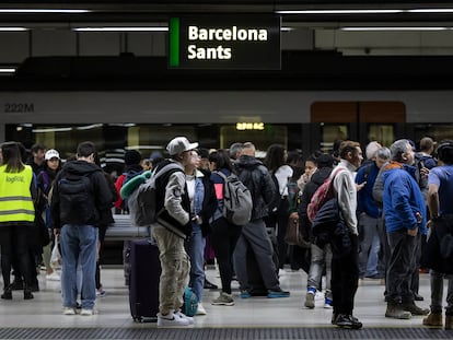 Usuarios de Rodalies en los andenes de Sants Estació.