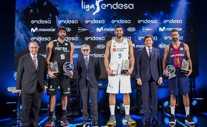 De izda. a dcha. Eduardo Portela, presidente de Honor de la ACB; Álex Mumbru, del Bilbao Basket; Alberto Fernández Torres, director General de Comunicación de Endesa; Felipe Reyes (c), capitán del Real Madrid, José Ramón Lete, secretario de Estado de Deportes; y Juan Carlos Navarro (d) capitán del FC Barcelona, durante la presentación oficial de la temporada 2017/2018