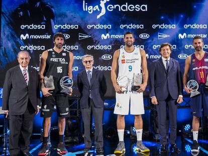 De izda. a dcha. Eduardo Portela, presidente de Honor de la ACB; &Aacute;lex Mumbru, del Bilbao Basket; Alberto Fern&aacute;ndez Torres, director General de Comunicaci&oacute;n de Endesa; Felipe Reyes (c), capit&aacute;n del Real Madrid, Jos&eacute; Ram&oacute;n Lete, secretario de Estado de Deportes; y Juan Carlos Navarro (d) capit&aacute;n del FC Barcelona, durante la presentaci&oacute;n oficial de la temporada 2017/2018