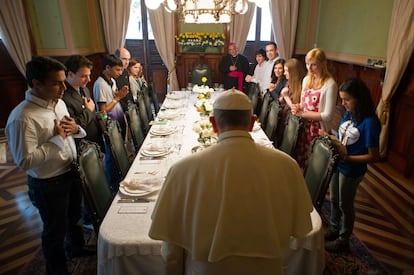 El Papa reza antes de una cena con jóvenes en el arzobispado de Río de Janeiro, en Brasil, dentro de los actos de las jornadas mundiales de la juventud, el 26 de julio de 2013.