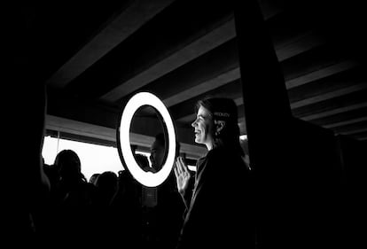 Varios modelos se preparan en el backstage para el desfile del diseñador Dion Lee, en la Ópera de Sídney.