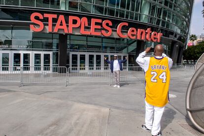 Unos aficionados se fotografían ante el Staples Center de Los Ángeles.