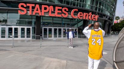 Unos aficionados se fotografían ante el Staples Center de Los Ángeles.